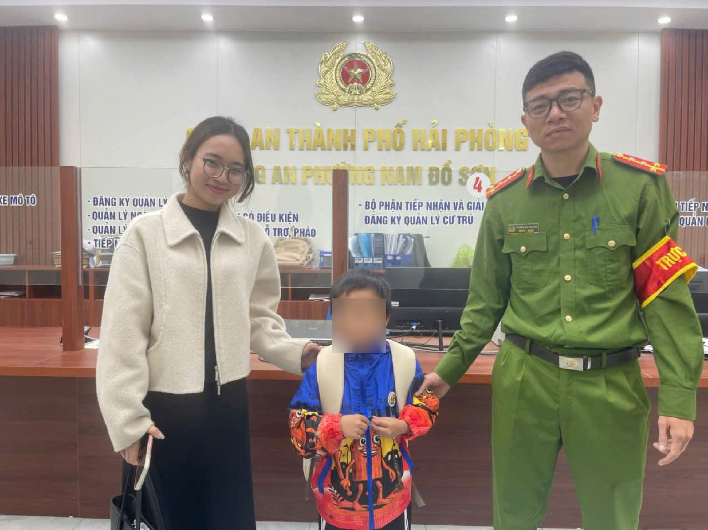 Công an phường Nam Đồ Sơn kịp thời hỗ trợ, giúp đỡ bé trai đi lạc